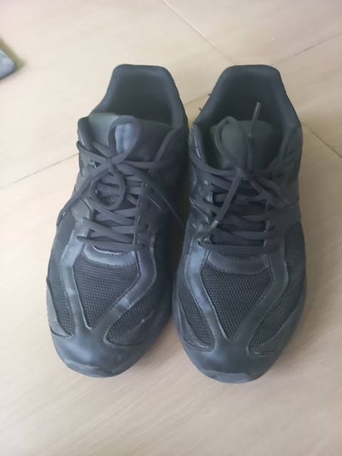 Sepatu dominan hitam